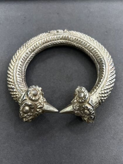 Another variation of our exclusive silver leg kada, this one with a floral-carved end. The craftsmanship is a testament to our 50-year legacy.