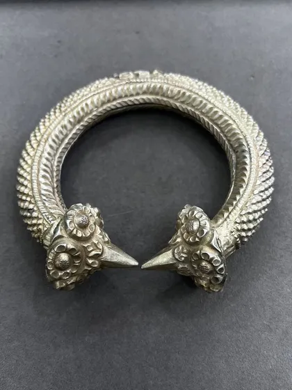 Another variation of our exclusive silver leg kada, this one with a floral-carved end. The craftsmanship is a testament to our 50-year legacy.