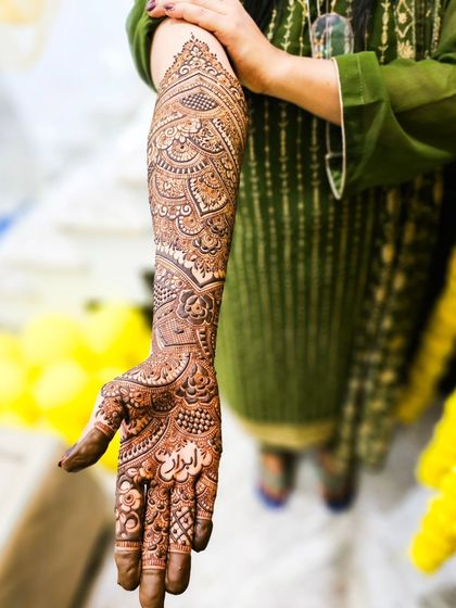 A different angle of the personalized bridal henna, showing the beautiful flow of the design.