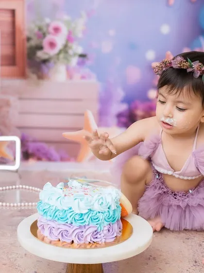 The first touch! That moment of curiosity before the smashing begins is always one of my favorite shots to capture during a first birthday photoshoot.