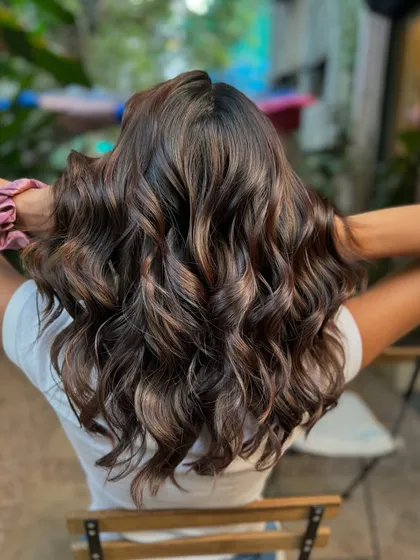Another shot of this gorgeous non-bleach bridal hair, showing off its incredible shine and healthy look.
