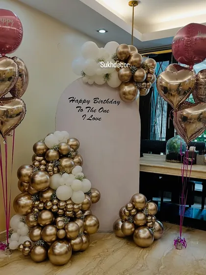A full view of the stylish birthday decoration, perfect for a modern and chic celebration. The combination of colors and textures creates a high-end look.