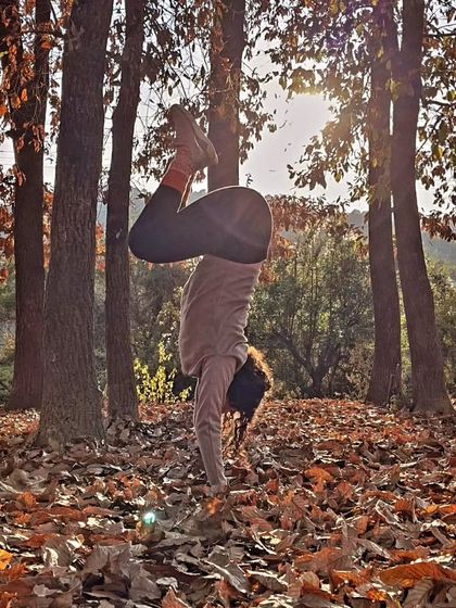 Finding balance amidst the autumn leaves in Bir. A handstand in nature is a beautiful reminder to embrace change and find stability within ourselves, no matter the season.