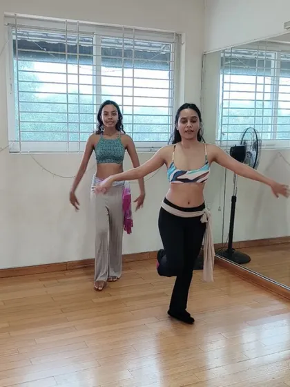The last few spots are available for our popular beginner crash course. It's a fantastic way to learn Middle Eastern rhythms and a fun choreography.