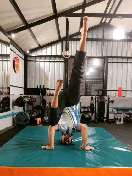 A demonstration of a one-legged headstand variation. This challenges your balance and core stability more than a standard headstand.