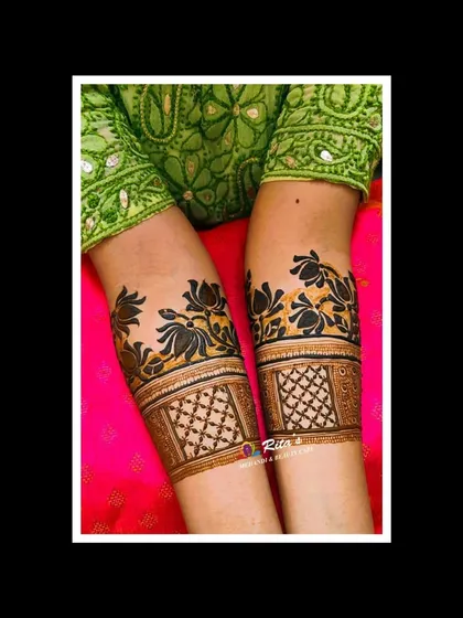 The startup bands for this design, featuring a bold and beautiful black-petaled floral pattern.