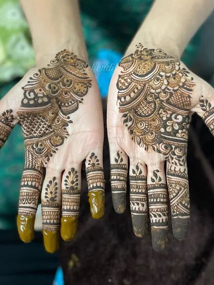 A lovely "siders" mehendi, perfect for guests at a wedding or party. This design features a graceful paisley pattern that flows diagonally across the back of the hand.