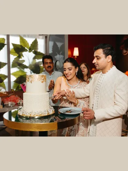 The cake cutting ceremony, a sweet moment surrounded by the happy faces of family. We focus on these key traditions that bring everyone together.