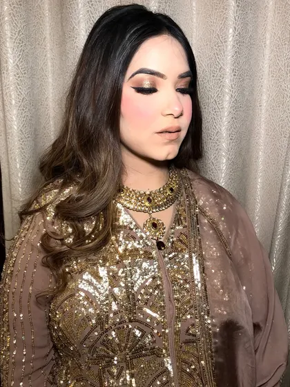 Dipped in nudes, dusted in gold. This look is effortlessly elegant and endlessly luxe, perfect for summer weddings.