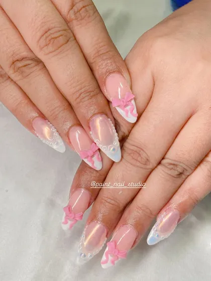 A dreamy, coquette-inspired Christmas set. This look features a pearly base with delicate white and pink details, accented with hand-sculpted 3D pink bows.
