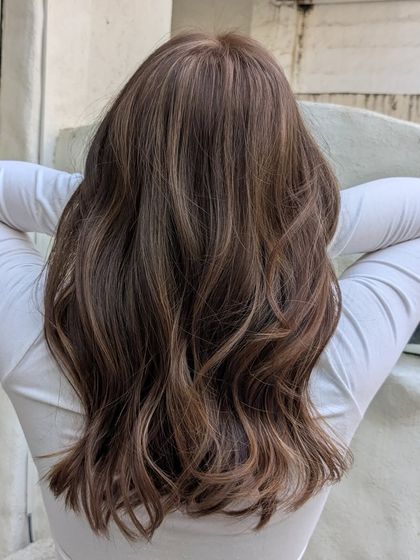 A post-Holi hair rescue. We refreshed her hair with a deep conditioning treatment and added these soft, natural-looking highlights to create a healthy, sun-kissed effect with gentle waves.