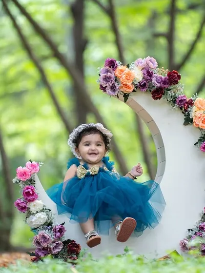 We can bring the magic of my studio outdoors. This beautiful portrait was taken in a Bangalore park, combining a dreamy moon prop with the beauty of natural light for a truly enchanting result.