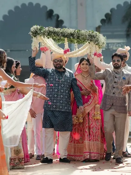 A path of love and support. The bride's family and friends create an aisle of joy for her to walk through, a moment filled with cheers and blessings.