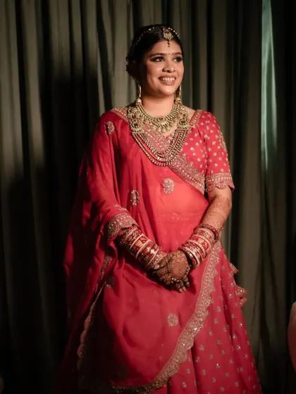 A royal wedding look for Pooja. Her traditional red outfit and heavy jewelry were balanced with makeup that was elegant and glowing. ❤️✨