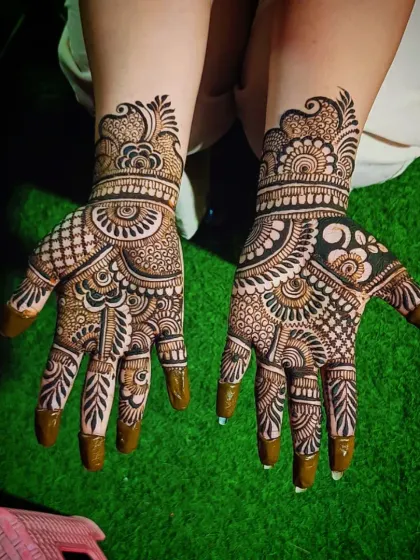 A clear, top-down view of this classic Indian mehandi.