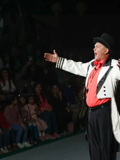 The ringmaster of the 'Air Giants Circus' commands the stage, welcoming the audience to a circus show like no other. The performance is a delightful blend of physical theatre, dance, and puppetry.