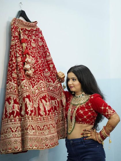 Classic Red & Gold Bridal Looks photo 25