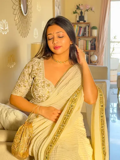 Another soft, golden hour shot. The delicate choker and simple bangles are all that's needed to let the saree and blouse shine.