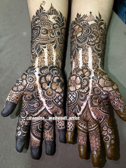 A unique design with peacock-inspired motifs at the wrist, adding a touch of royalty to the bridal mehendi.