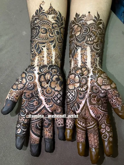 A unique design with peacock-inspired motifs at the wrist, adding a touch of royalty to the bridal mehendi.