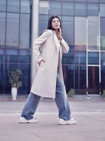 This is an example of a full-length street style shot. I guide models to create natural movement, resulting in dynamic photos that are perfect for fashion bloggers, influencers, and brand lookbooks.