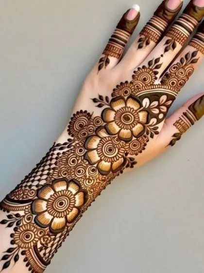 A beautiful floral bail that wraps around the hand, creating a unique and elegant look.