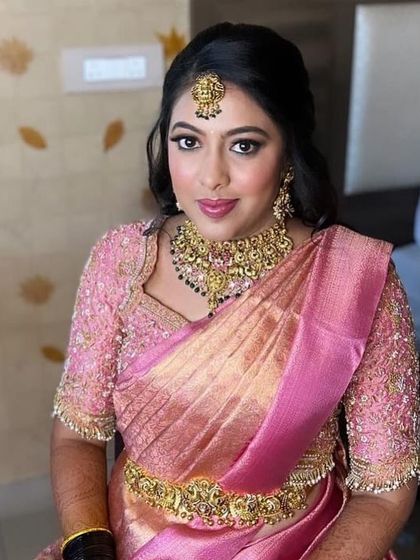 A smiling portrait of our beautiful bride Shalini. The black beads in her choker add a unique and modern touch to the traditional design.
