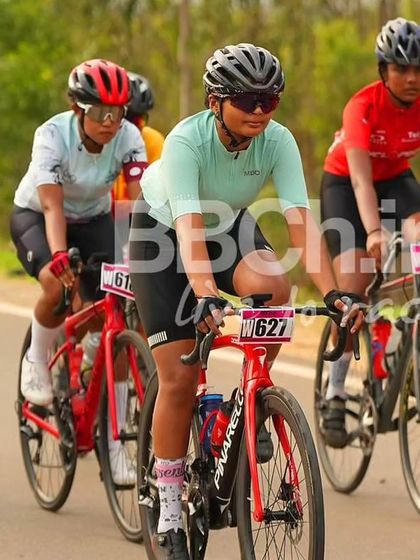 The women's peloton, a strong and competitive group, races together.