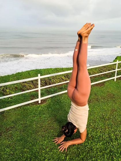 Soaking up the sun and good vibes with a Pincha Mayurasana (Forearm Stand) by the beach. This view never gets old. Practicing outdoors connects me to nature and adds another layer of peace to my inversions.