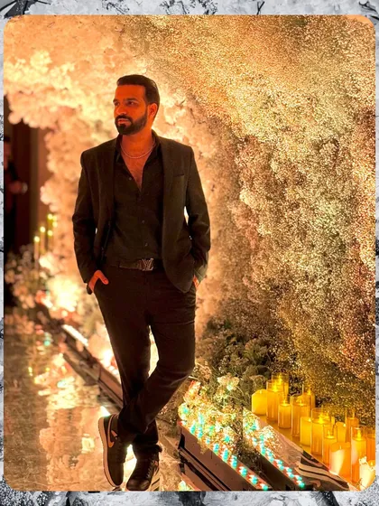 Winter feels and December chills. An all-black ensemble for a party with stunning floral decor.