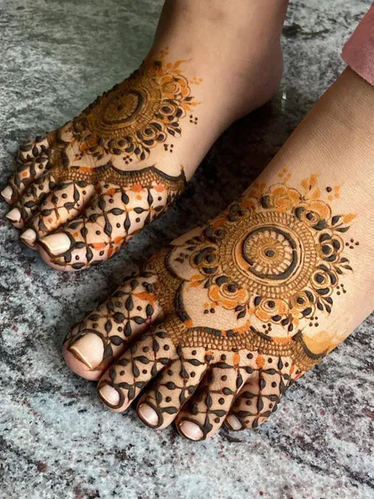 I also offer festive mehendi for feet. This design features a beautiful central mandala on the top of the foot, with detailed patterns extending over the toes for a complete and elegant look.