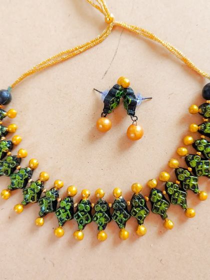 The same lightweight choker design, here in a lovely green and black combination.