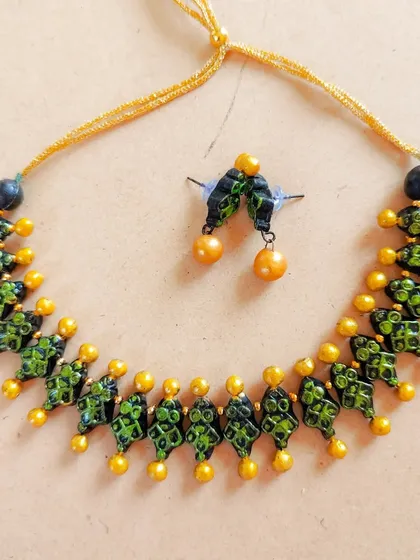 The same lightweight choker design, here in a lovely green and black combination.
