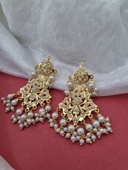 The stunning earrings from the 'कफ़ूरी' (Kafuri) set. These chandelier-style earrings are grand yet graceful, perfectly complementing the necklace.