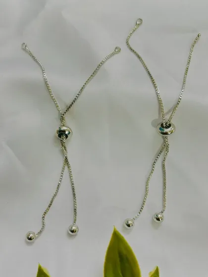 This adjustable slider chain in a silver finish is perfect for creating modern bracelets. The slider bead allows for a perfect fit on any wrist size.