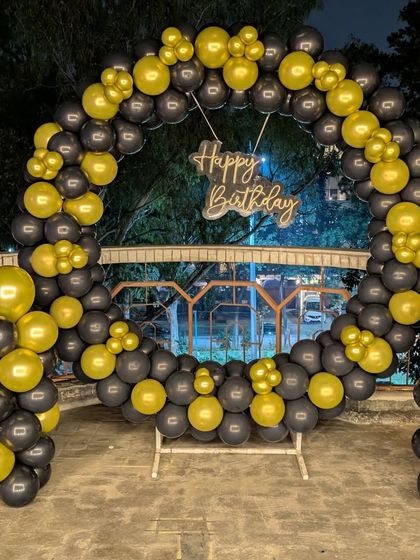 The circular balloon arch frames the space perfectly, creating an inviting entrance or photo spot.