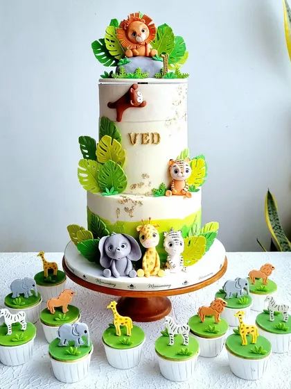 The full rotating safari cake with its matching animal-topped cupcakes.