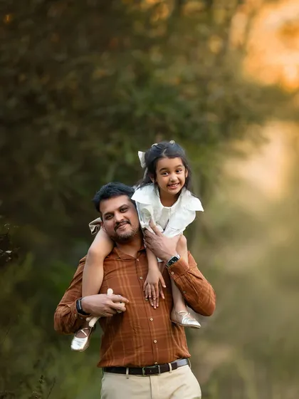 The classic shoulder-ride! A father-daughter portrait like this is always a favorite, full of pride and happiness.