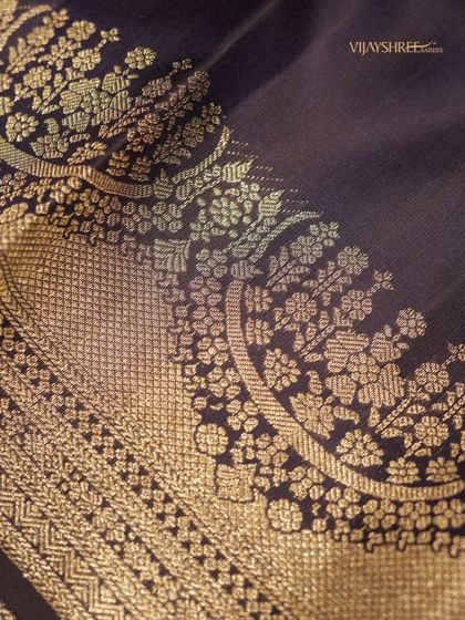 A close-up of a trendy floral border on a royal blue Kanjivaram, showcasing a modern approach to traditional motifs.