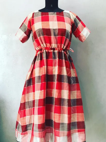 Your cotton sarees can become comfortable daily wear too. Here is a checkered saree turned into a stylish midi dress with an adjustable waist.