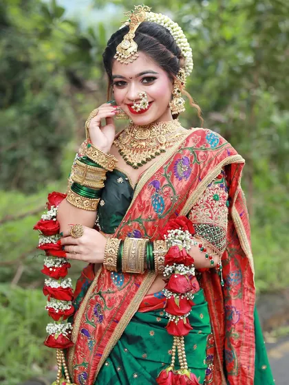 A beautiful Maharashtrian bride, adorned with fresh flower garlands (gajra). We teach how to incorporate natural elements into bridal looks for a fresh and timeless appeal.