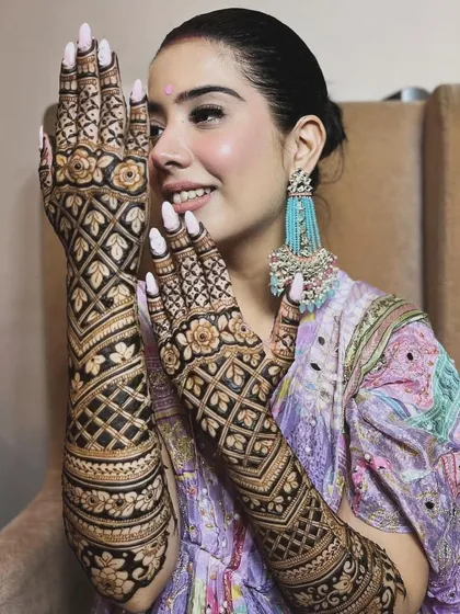 A stunningly dense and intricate design with a diamond 'jaal' pattern covering the entire hand. This requires immense patience and precision.