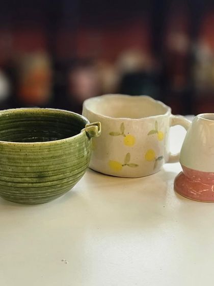 This set features a textured green chawan. The carved lines on the outside give it a wonderful feel in your hands.