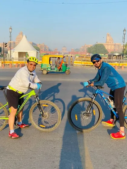 Two members with their bikes in front of Rashtrapati Bhavan. A classic Delhi cycling photo.