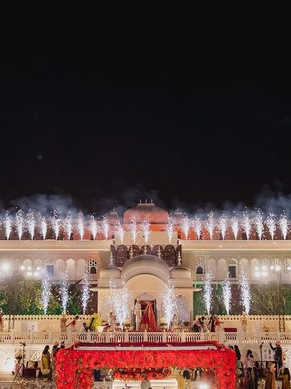 The jaimala moment, made even more dramatic with a backdrop of fireworks lighting up the palace. This is how you create a truly unforgettable memory.