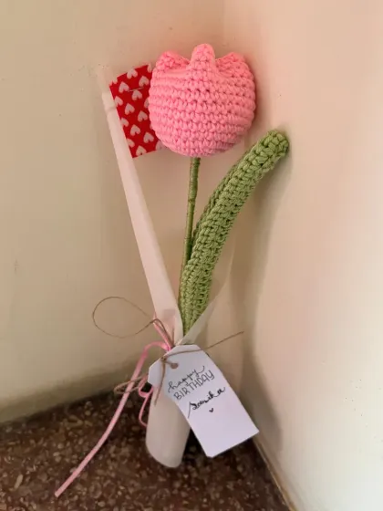 Another view of the pink birthday tulip, wrapped with a cute heart-patterned paper. It’s these little details that make a handmade gift so special.