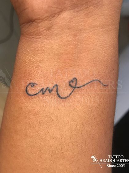 The initials "CM" written in a continuous line that forms a heart, a simple and clever design.