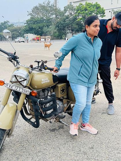 A student gets hands-on with the bike, learning its weight and feel. This initial interaction is a crucial part of overcoming any intimidation.