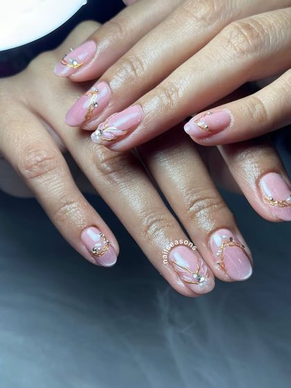 Under the light, you can see the beautiful pearlescent finish of the cat eye polish. This bridal set combines soft colors with just the right amount of sparkle.