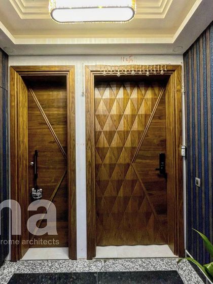 In this entrance, we camouflaged the shaft door to match the main entrance door, creating a symmetrical and clean look. The blue fluted wall panels add a pop of color and texture.